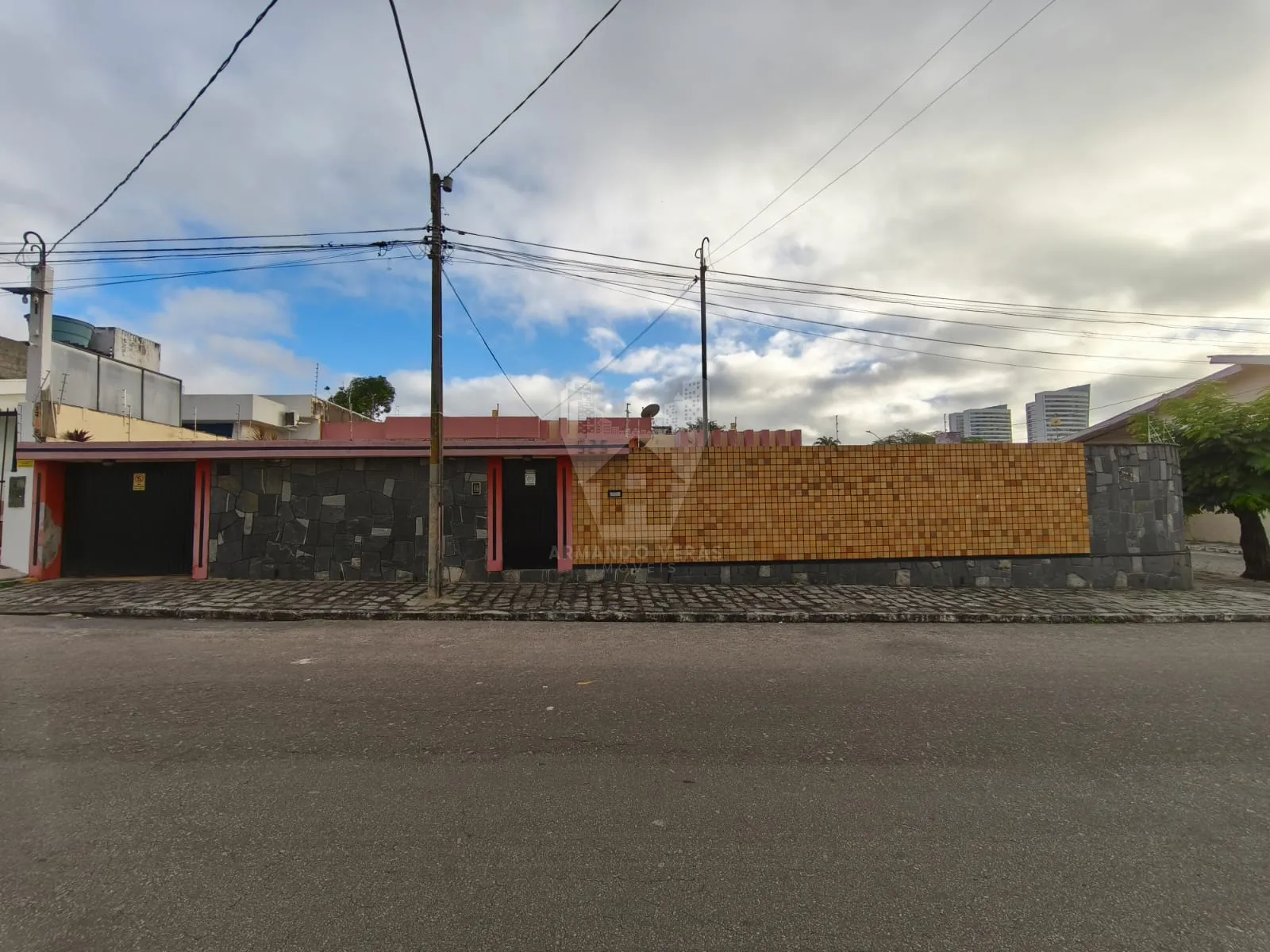 CASA COM FINALIDADE COMERCIAL PRÓX. SHOPPING DIFUSORA