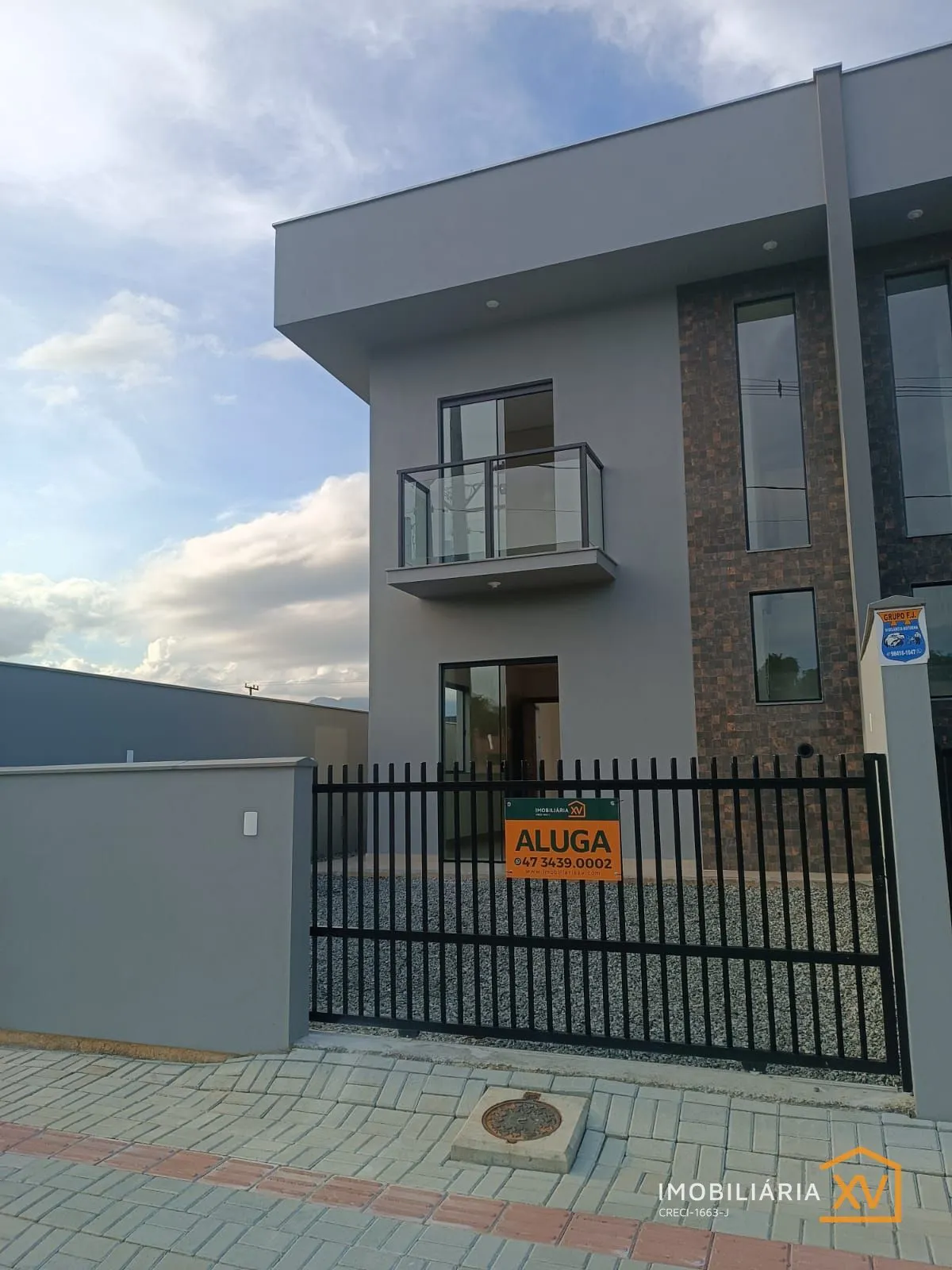 Geminado com 02 suítes e cozinha mobiliada para alugar, Vila Nova
