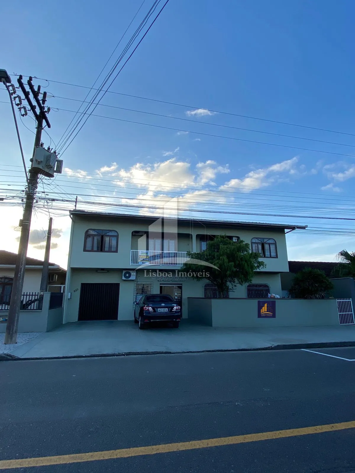 Sobrado (2 casas independentes) com sala comercial Iririu
